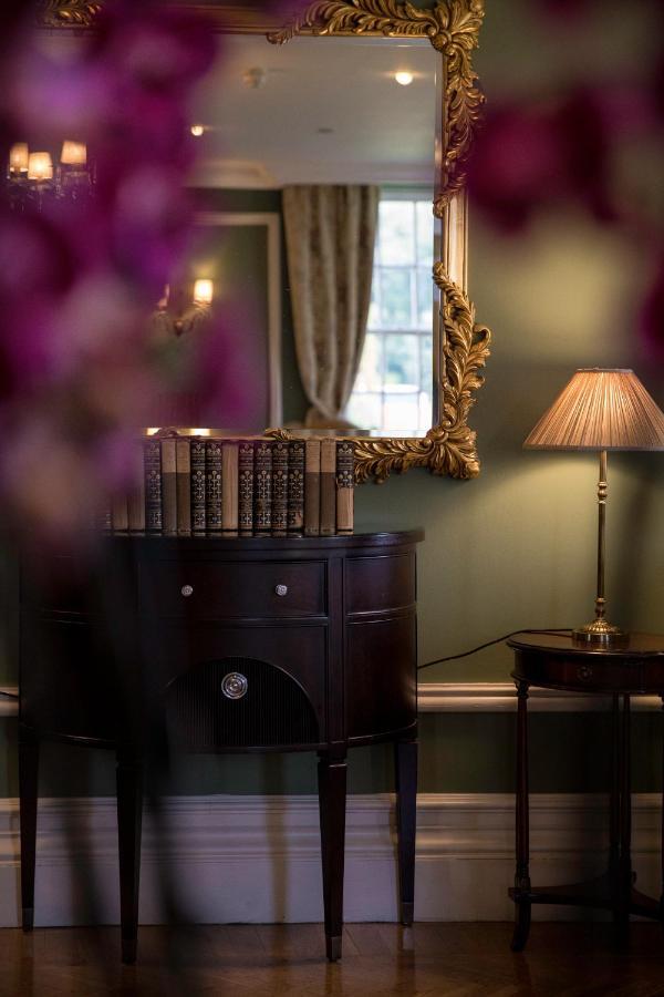 Castlemartyr Resort Hotel Exterior foto A photograph of a room with a green wall